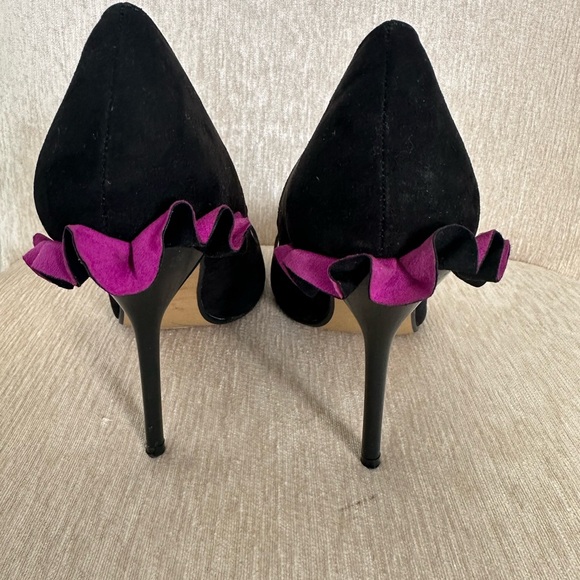 Betsey Johnson pink ruffle back suede heels - Picture 6 of 7